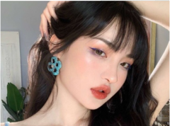 <b>最火女生霸气潇洒句子 一杯酒祝我无坚不催</b>
